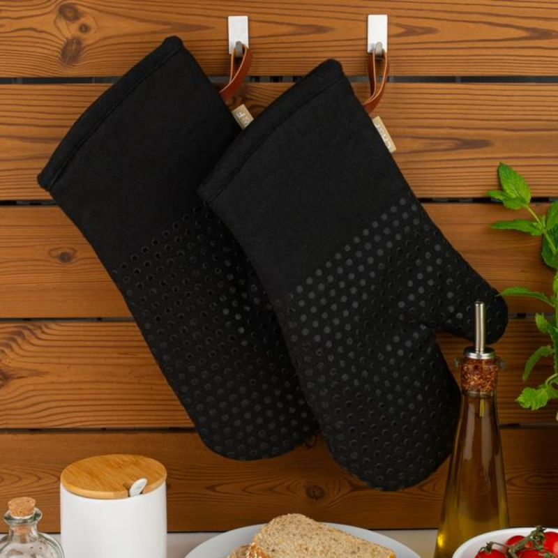 Oven glove with silicon dots