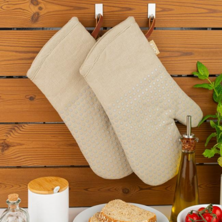 Oven glove with silicon dots